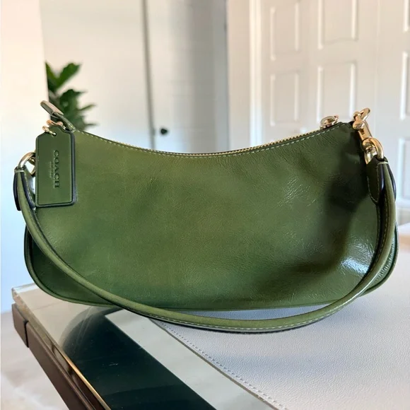 Coach Green Ashton Leather Shoulder Bag with Gold Accents - Picture 3 of 6